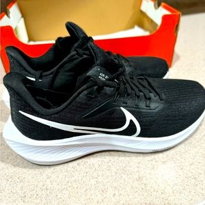 Brand NEW never worn Nike Air Zoom Pegasus Size 6